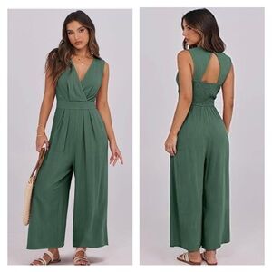 🎄 NWT Women's Jumpsuit Size 16-18